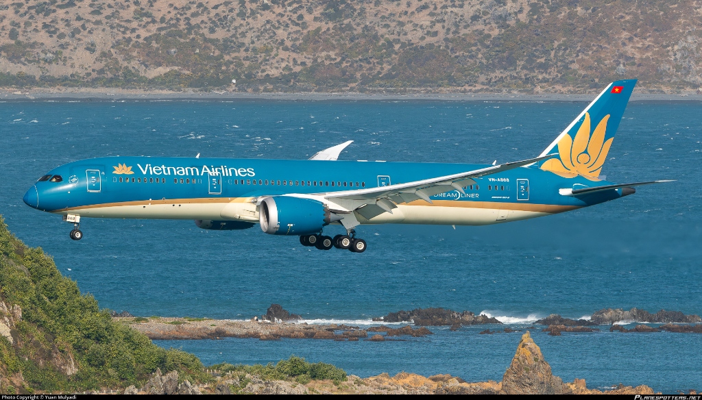 Boeing 787-9 Vietnam Airlines Ocean Approach